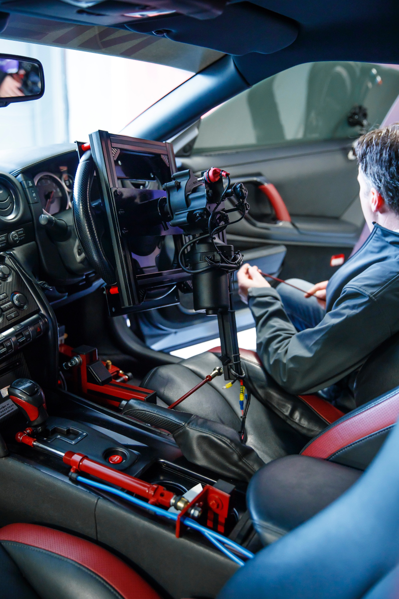 Illustration for article titled This Real-Life Nissan GT-R Is Driven By A PlayStation Controller